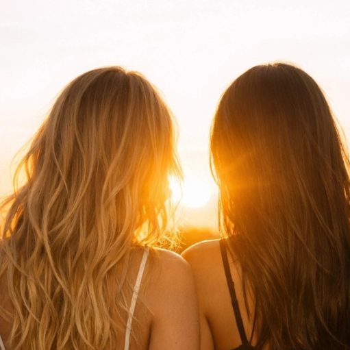 Kobieca energia, natura i światło – chwila spokoju o zachodzie słońca